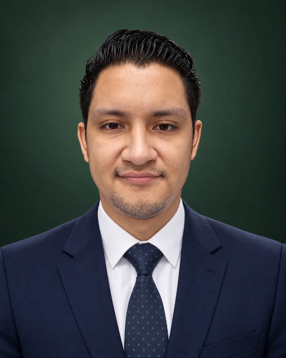 Retrato institucional de Moisés Flores