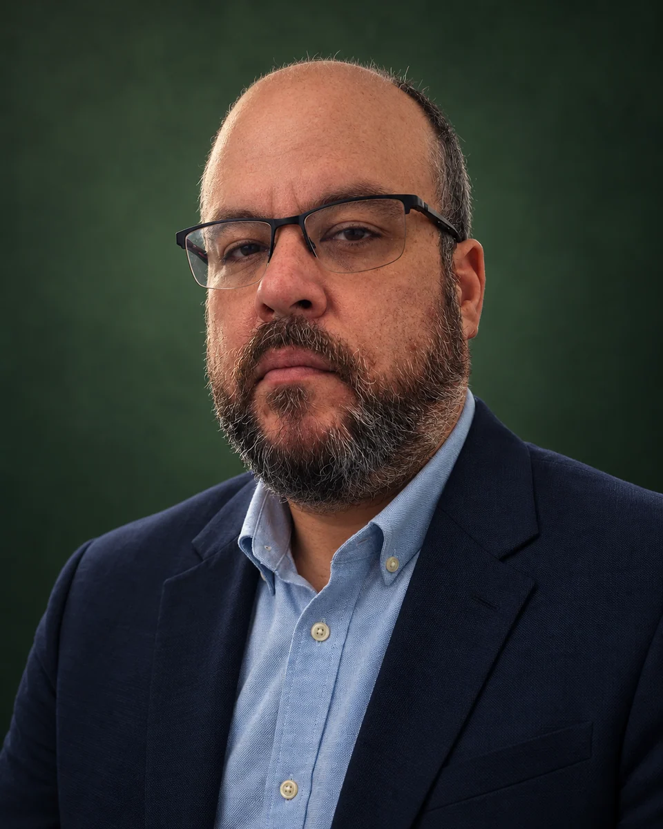 Retrato institucional de Rafael Velasco